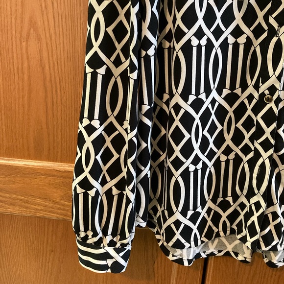 COPY - GRIFFLIN Dress blouse, gold-tone chain accent at the neckline. Roll tab … - Picture 4 of 10